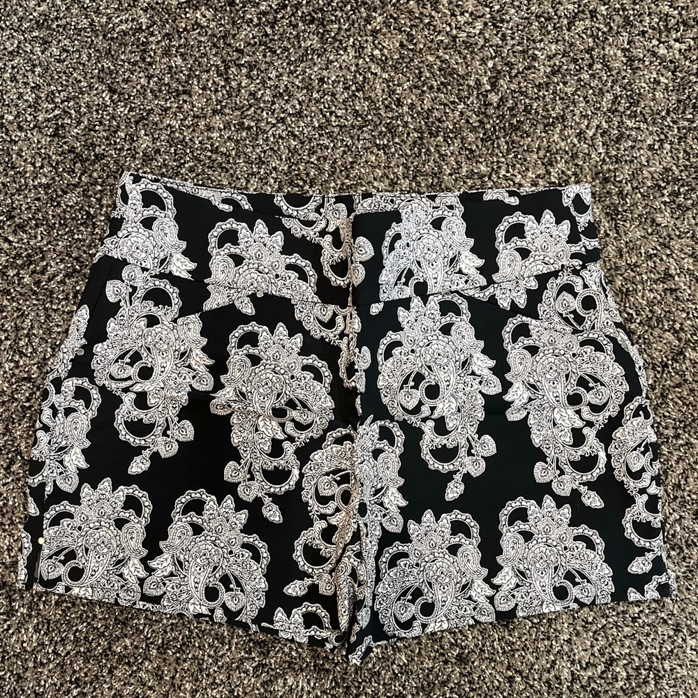 Women’s INC Black and White Patterned shorts